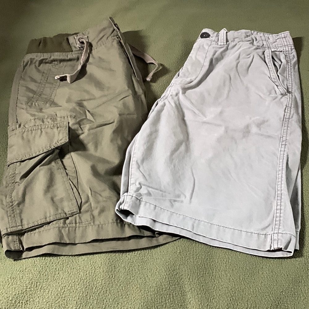 2 pairs of men’s shorts. LR Scoop green cargo, gray National Outfitters. Size 36